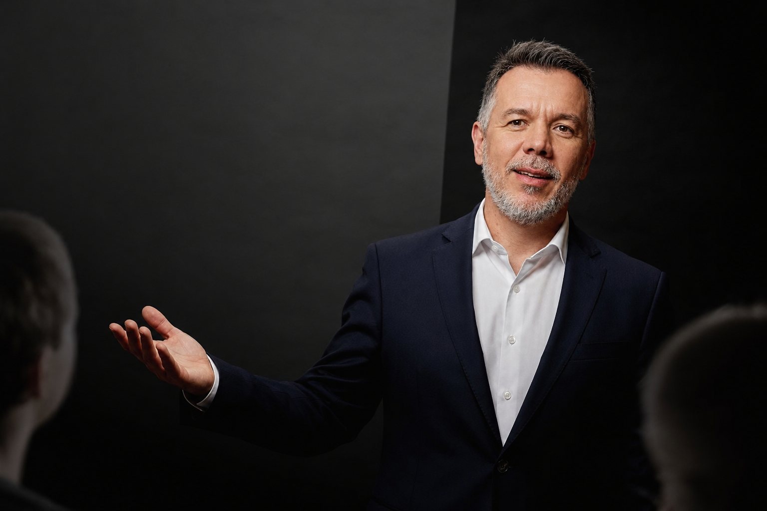Cosme Péres, fundador da Inverso, de pé, conversando com um grupo.