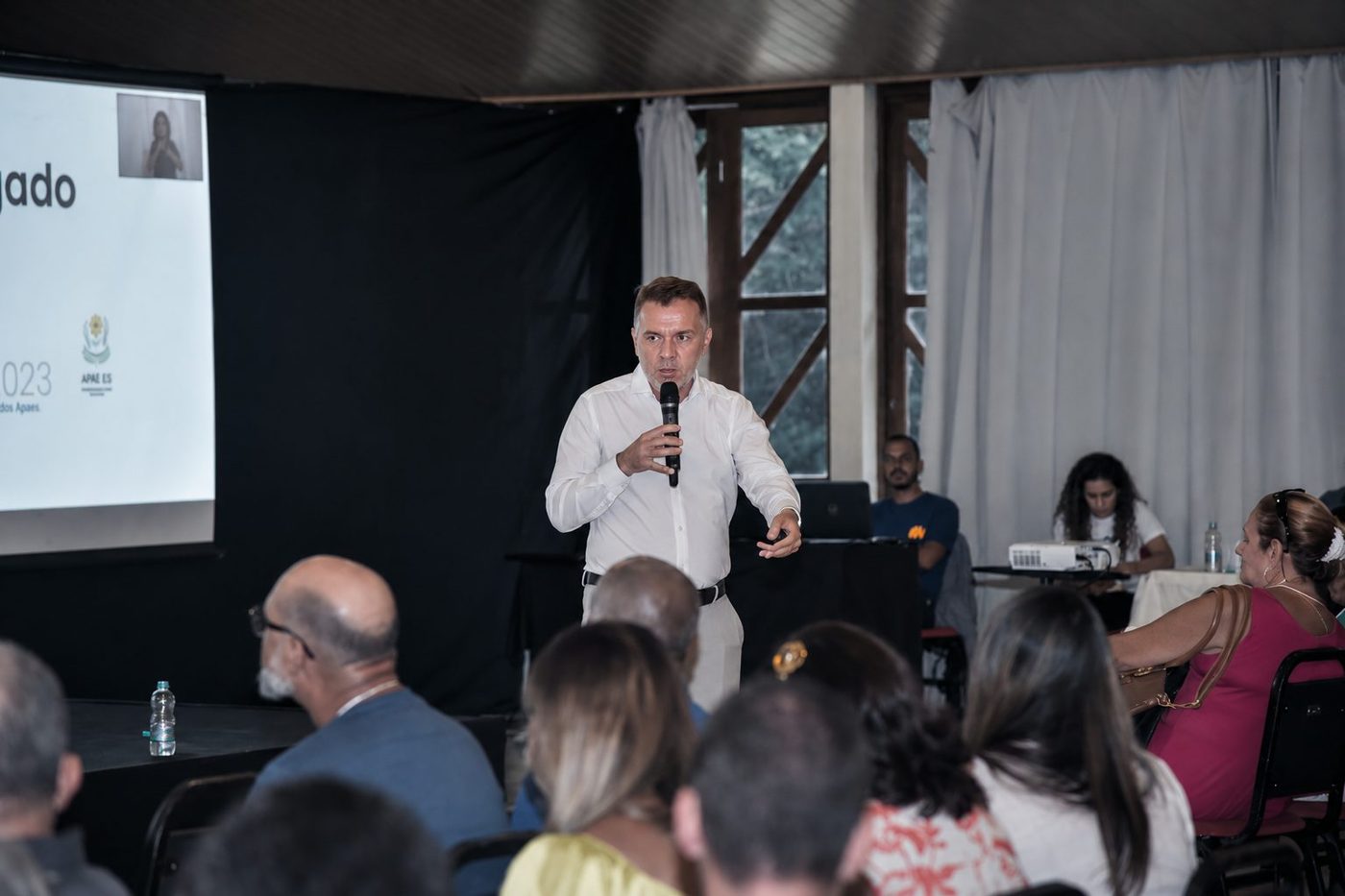 Cosme Péres em palestra.