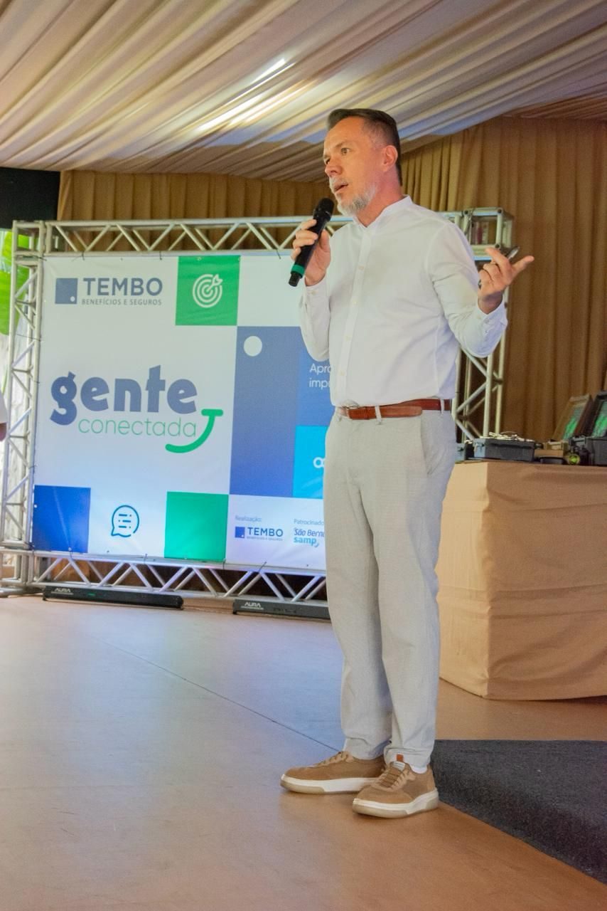 Cosme Péres em palestra.